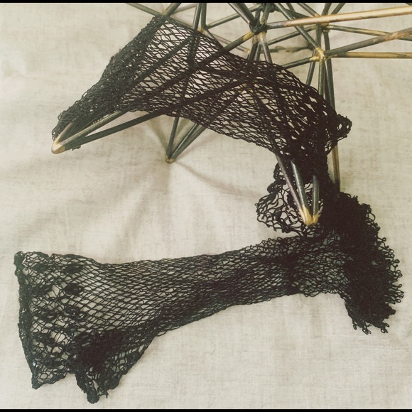 Black fingerless crocheted gloves - Picture 2 of 3